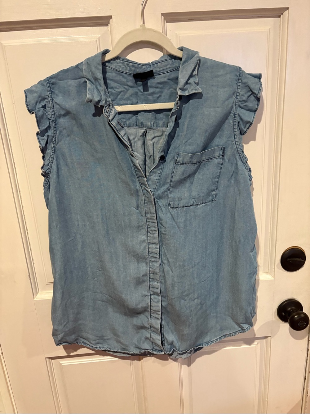 Who What Wear Light Blue Sleeveless Button-Front Chambray Shirt